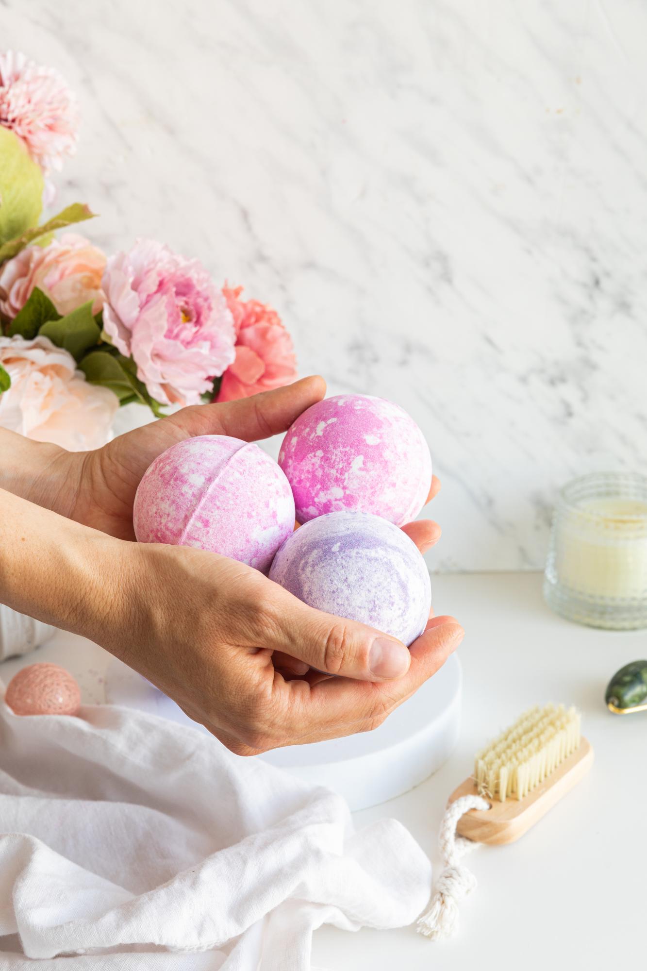 Bathscope Badekugeln ausgepackt in der Hand
