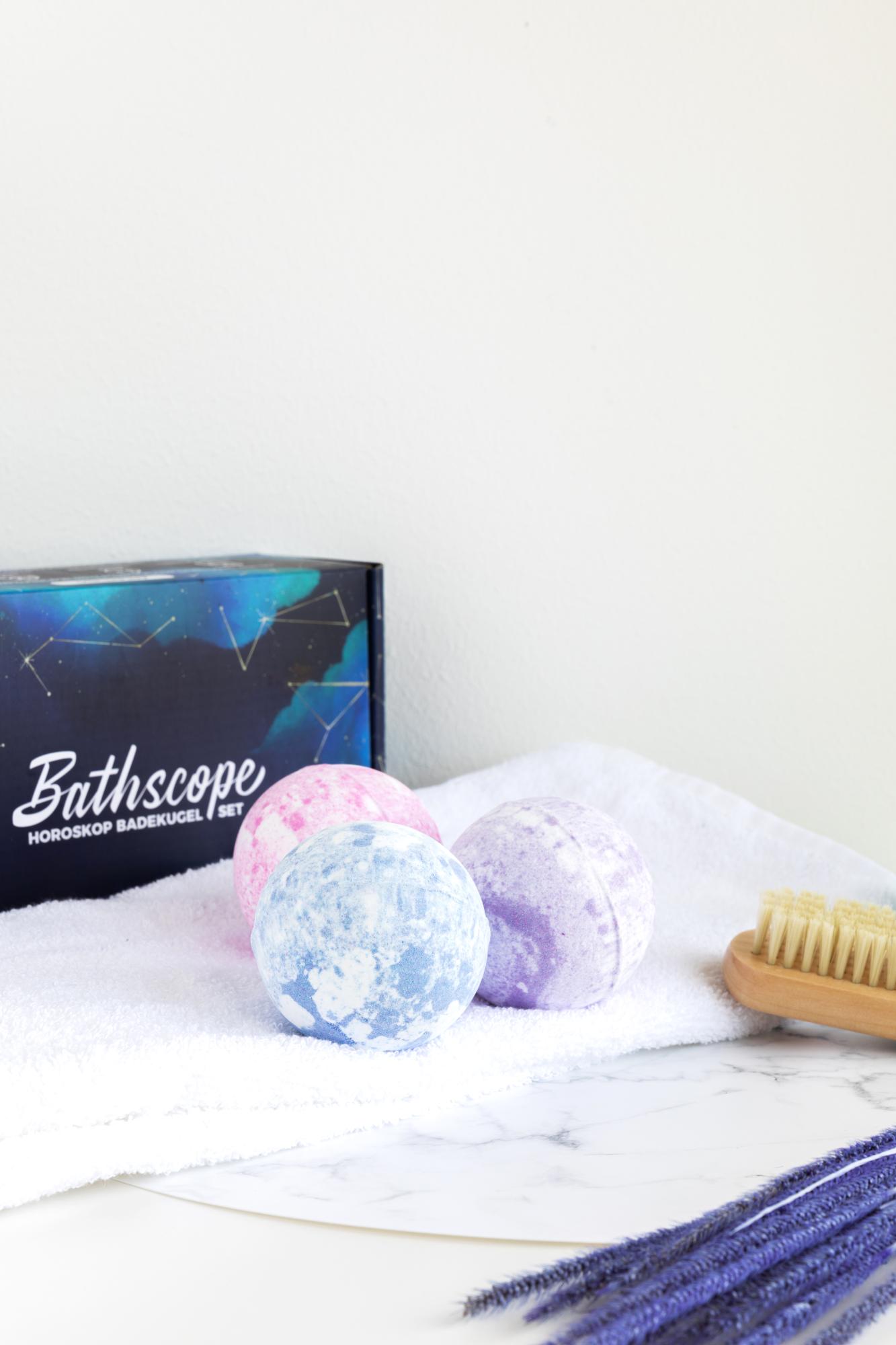 Bathscope Badekugeln ausgepackt auf einem Tisch mit dekorativen Elementen